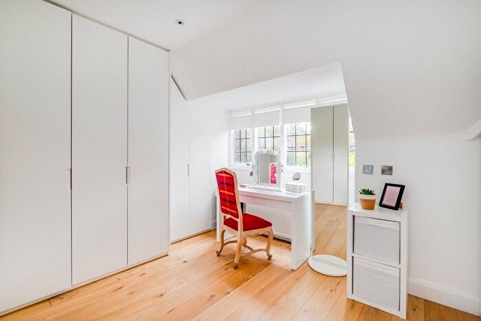 4 Bedroom Property To Rent In Raeburn Close, Hampstead Garden Suburb, NW11