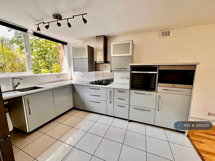 2 Bedroom Flat To Rent In Carlton Court, London, SE19