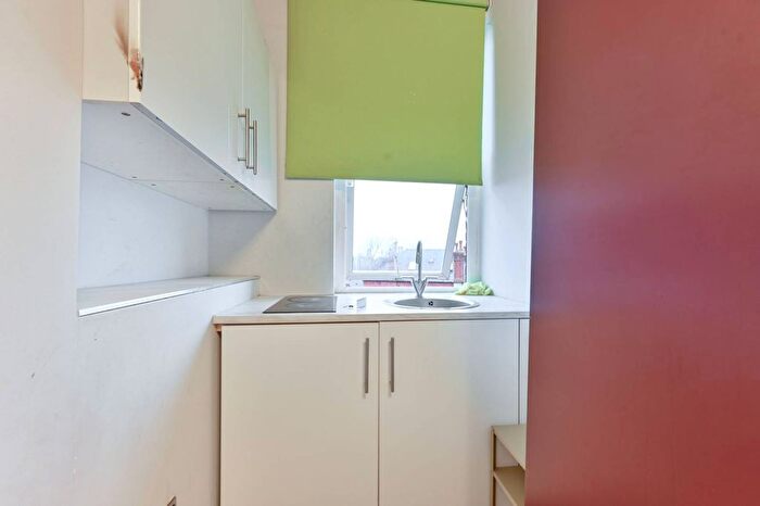 Studio To Rent In Cricklewood, Cricklewood, London, NW2