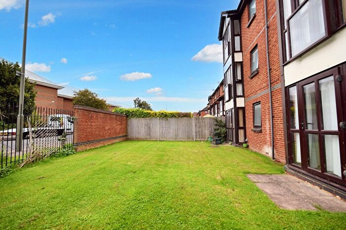 1 Bedroom Flat For Sale In Farriers Road, Epsom, KT17