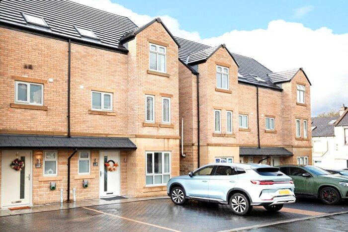 5 Bedroom Semi Detached House For Sale In Weavers Place, Bailiff Bridge, HD6