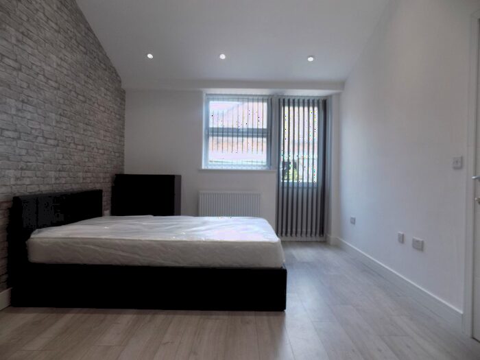 1 Bedroom Studio To Rent In Old Bedford Road, Luton, Bedfordshire, LU2