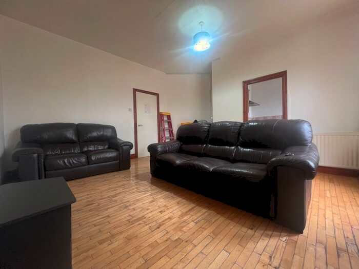 2 Bedroom Flat To Rent In Harehills Avenue, Leeds, LS8