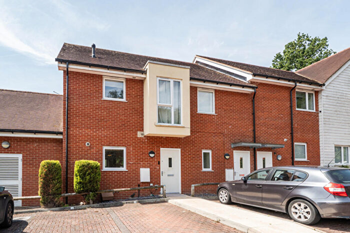 1 Bedroom Maisonette For Sale In Addlestone, Surrey, KT15