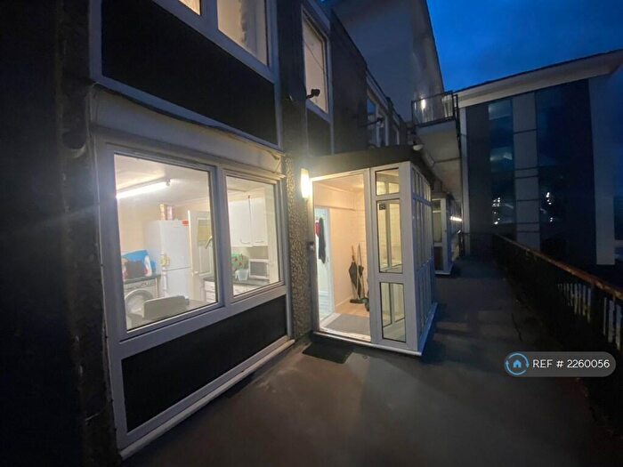 3 Bedroom Maisonette To Rent In Pollokshaws Road, Glasgow, G41