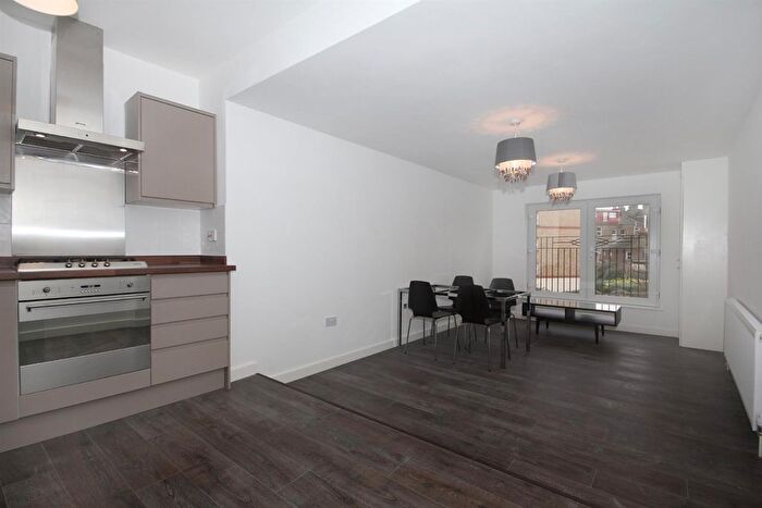 3 Bedroom Flat To Rent In Brougham Road, W3