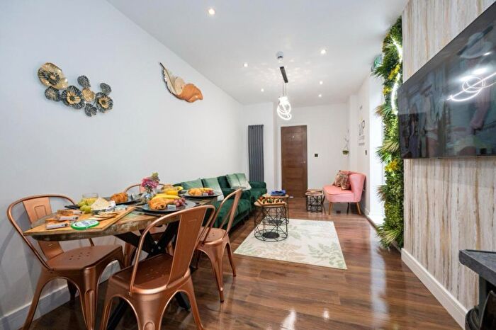 7 Bedroom House To Rent In Albion Road, Manchester, M14