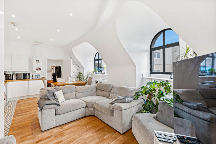 3 Bedroom Apartment For Sale In Ref: El - Whyteleafe Hill, Whyteleafe, CR3