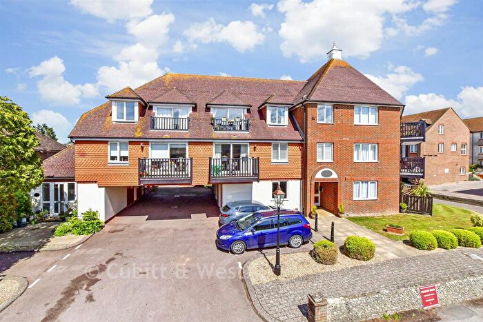 2 Bedroom Flat For Sale In Queens Lane, Arundel, West Sussex, BN18