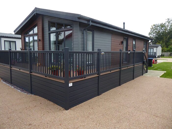 2 Bedroom Mobile/park Home For Sale In Thames Retreat, Chertsey Lane, Staines-Upon-Thames, TW18