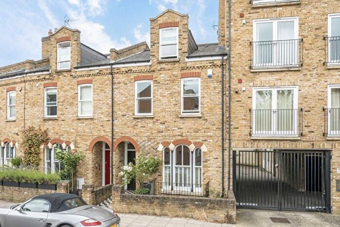 4 Bedroom Flat To Rent In Mount Pleasant Crescent, London, N4