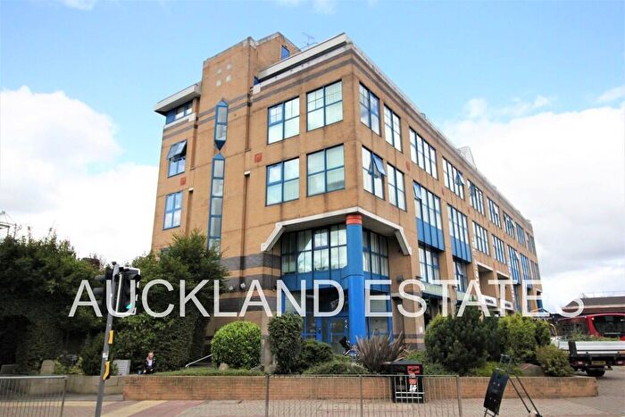 2 Bedroom Apartment For Sale In Darkes Lane, Potters Bar, EN6