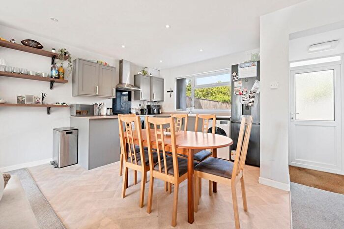 3 Bedroom Terraced House For Sale In Fairview Drive, Broadstone, BH18 - Photo 5
