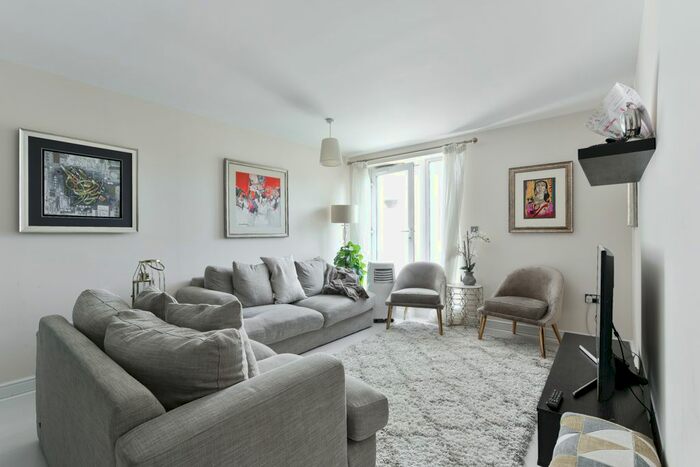 3 Bedroom Flat To Rent In Lamberts Road, Surbiton KT5