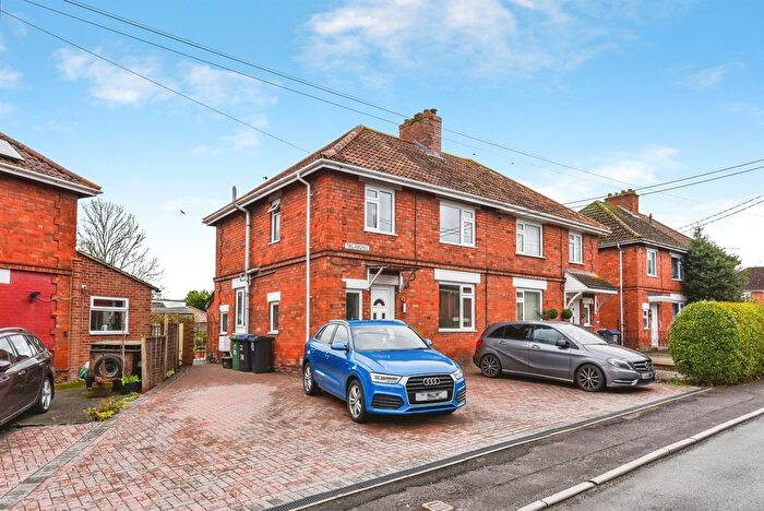3 Bedroom Semi Detached House For Sale In The Avenue, Westbury, BA13