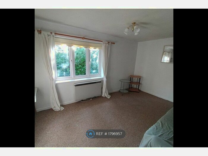 1 Bedroom Flat To Rent In Huxley Close, Uxbridge, UB8