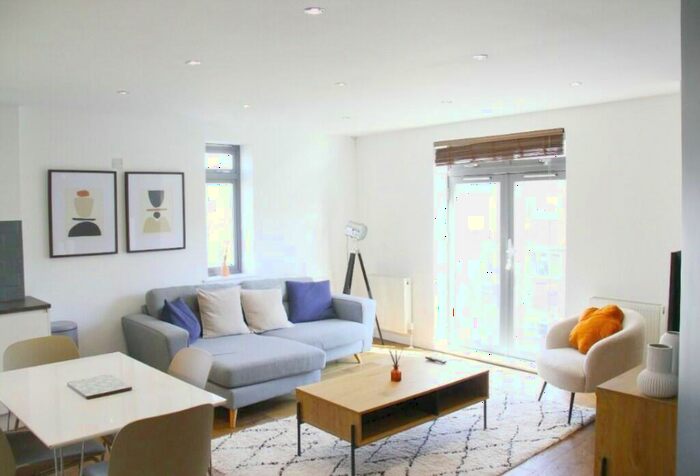 2 Bedroom Flat To Rent In Bayhurst Drive, Northwood, Middlesex, HA6