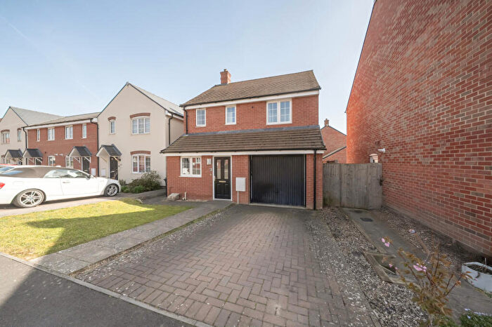 3 Bedroom House For Sale In Minerva Road, Bramley, RG26