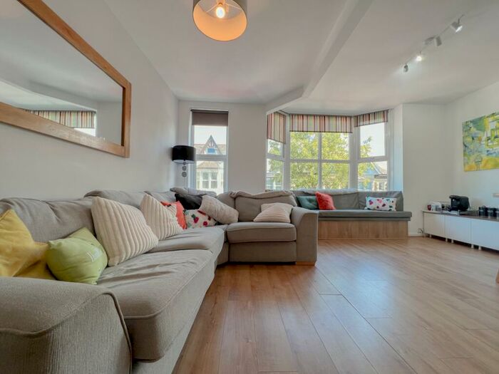 5 Bedroom Flat To Rent In Pen-Y-Lan Road, Roath, CF24