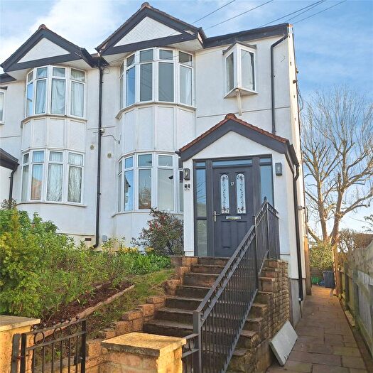 3 Bedroom Flat To Rent In Studland Road, Ealing, W7