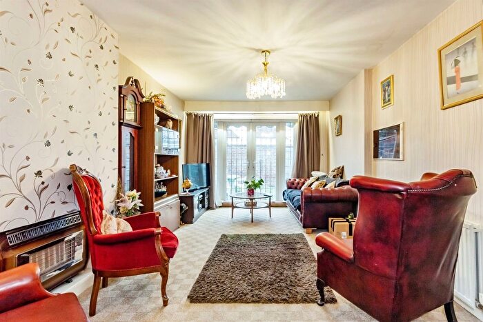 3 Bedroom Detached House For Sale In Newlyn Drive, Nottingham, NG8