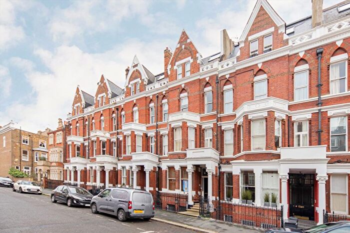 3 Bedroom Flat To Rent In Addison Gardens, London, W14
