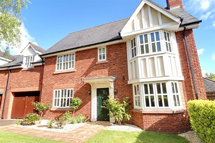 4 Bedroom Link Detached House For Sale In Chalfont Crescent, Weston, Crewe, CW2