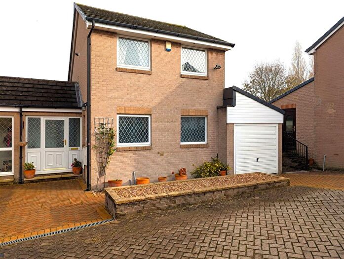3 Bedroom Link Detached House For Sale In Evesham Grove, Idle, Bradford, BD10