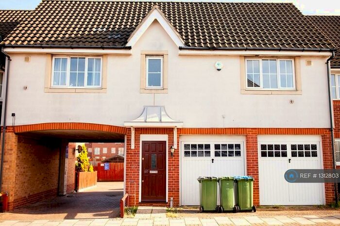 2 Bedroom Maisonette To Rent In Waterside Close, London, SE28