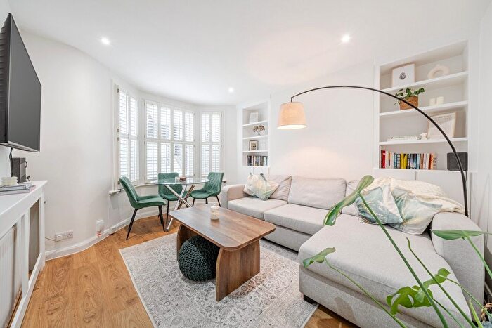 2 Bedroom Flat For Sale In Queenstown Road, Battersea, London, SW8