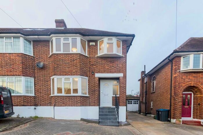 3 Bedroom Property To Rent In Raeburn Avenue, Berrylands, Surbiton, KT5