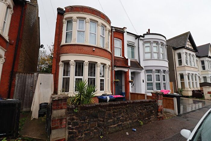 2 Bedroom Flat To Rent In Brightwell Avenue, Westcliff-On-Sea, SS0