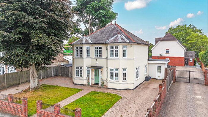 5 Bedroom Detached House For Sale In Gravel Road, Farnborough, GU14