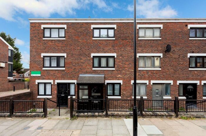 4 Bedroom Town House To Rent In Shearling Way, London, N7