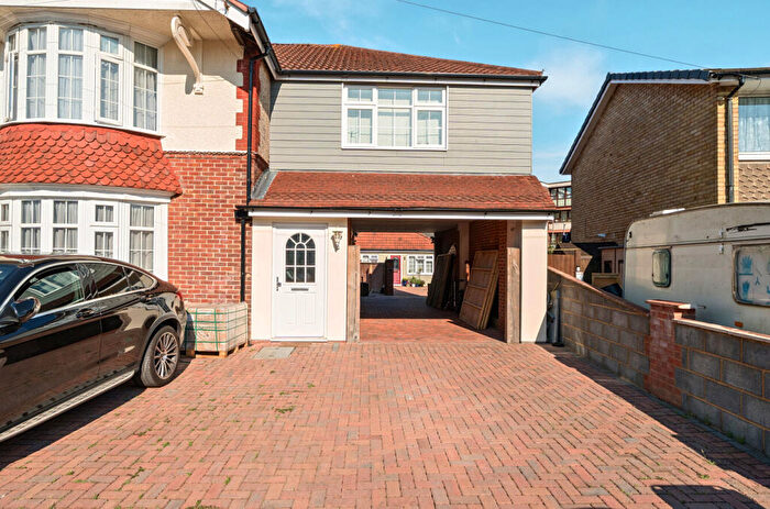 2 Bedroom Flat For Sale In Chatsworth Avenue, Portsmouth, Hampshire, PO6