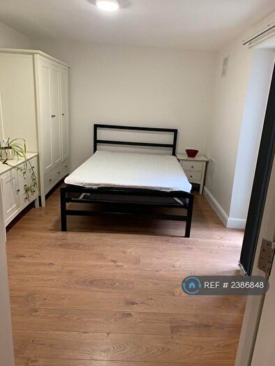 3 Bedroom Flat To Rent In Lidgett Lane, Leeds, LS17