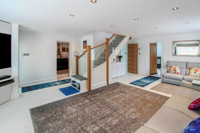 3 Bedroom Link Detached House To Rent In Speen, Newbury, RG14