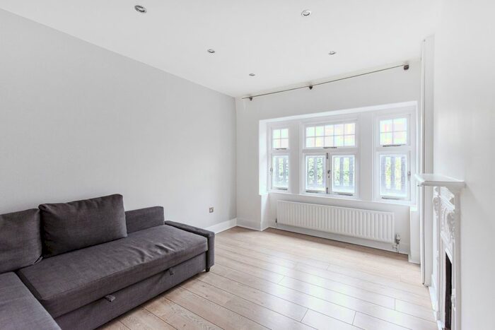 2 Bedroom Flat To Rent In Cavendish Buildings, Gilbert Street, Mayfair, London, W1K