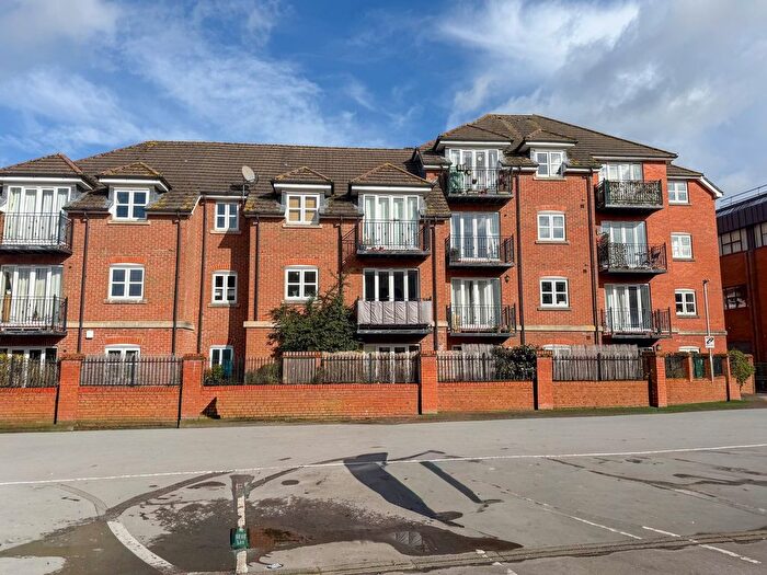 2 Bedroom Flat For Sale In Market Street, Newbury, RG14