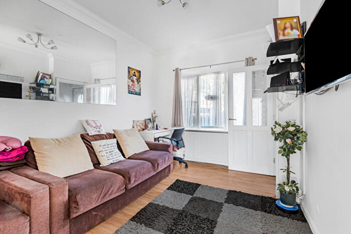 2 Bedroom Terraced House For Sale In Queens Road, Finchley Central, N3
