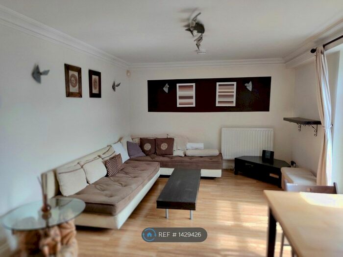 3 Bedroom Flat To Rent In Swan Street, London, SE1