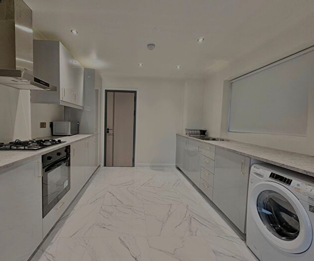 4 Bedroom Semi-detached House To Rent In Harcourt Road, Southampton, SO18