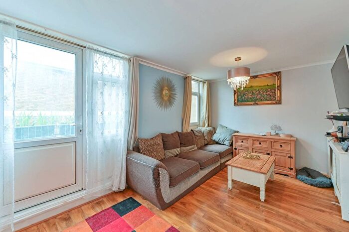 3 Bedroom Maisonette For Sale In Aytoun Road, Stockwell, London, SW9