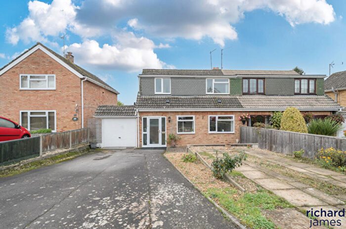 3 Bedroom Semi Detached House For Sale In Waite Meads Close, Purton, Swindon, SN5