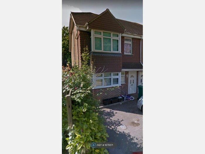 3 Bedroom Semi-Detached House To Rent In Spears Walk, Brighton, BN2
