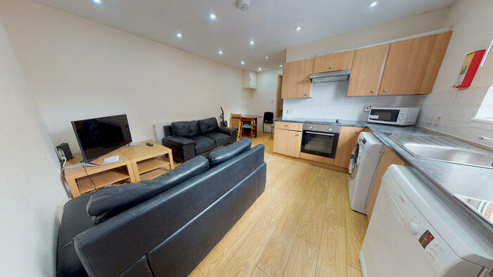 3 Bedroom Ground Flat To Rent In Hyde Park Road, Hyde Park, Leeds, LS6
