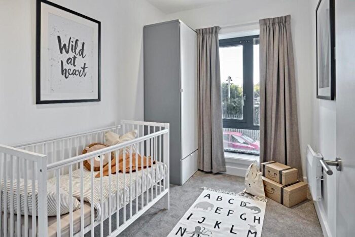 3 Bedroom Flat To Rent In Oxbow, Stephenson House, M5