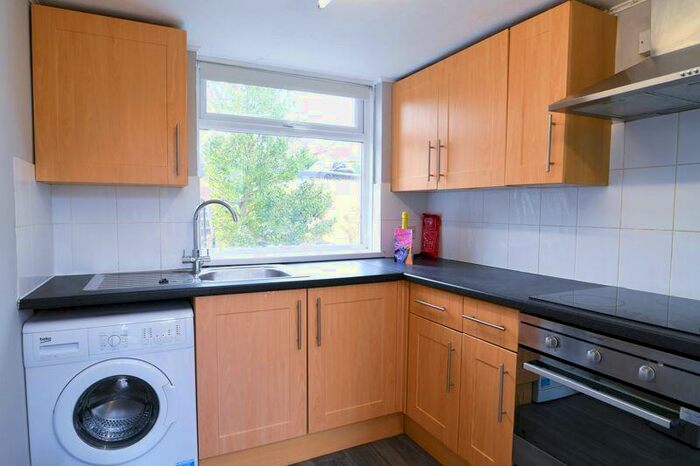 5 Bedroom Semi-Detached House To Rent In Roundway, Brighton, BN1