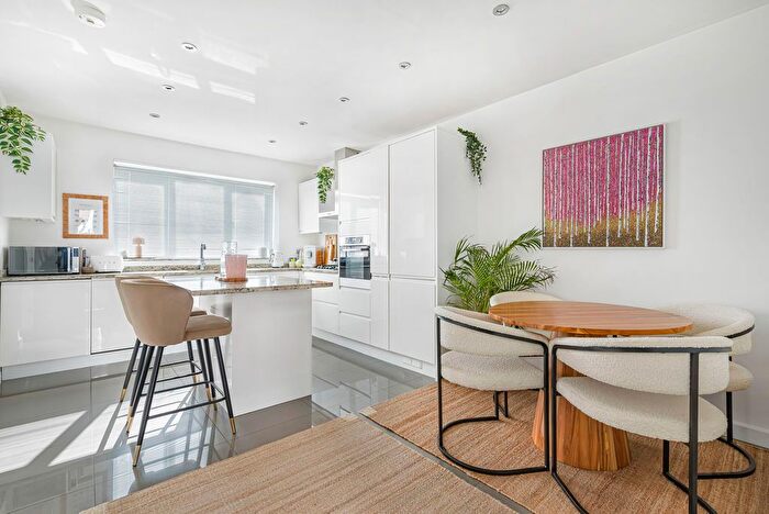 3 Bedroom End Of Terrace House For Sale In Bexley Lane, Sidcup, DA14