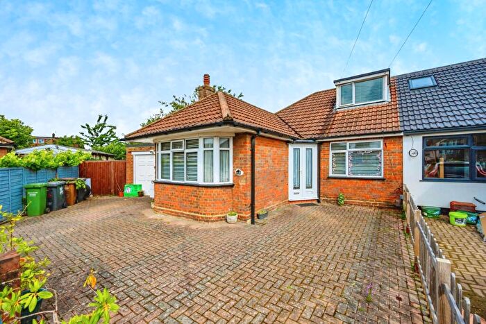3 Bedroom Bungalow For Sale In Felix Avenue, Luton, Bedfordshire, LU2